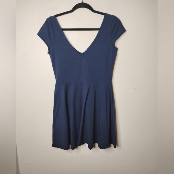 Hollister NWT Fit & Flare Mini Dress Sz L Navy Stretch V-Neck/V-Back, Cap Sleeve - Picture 4 of 8